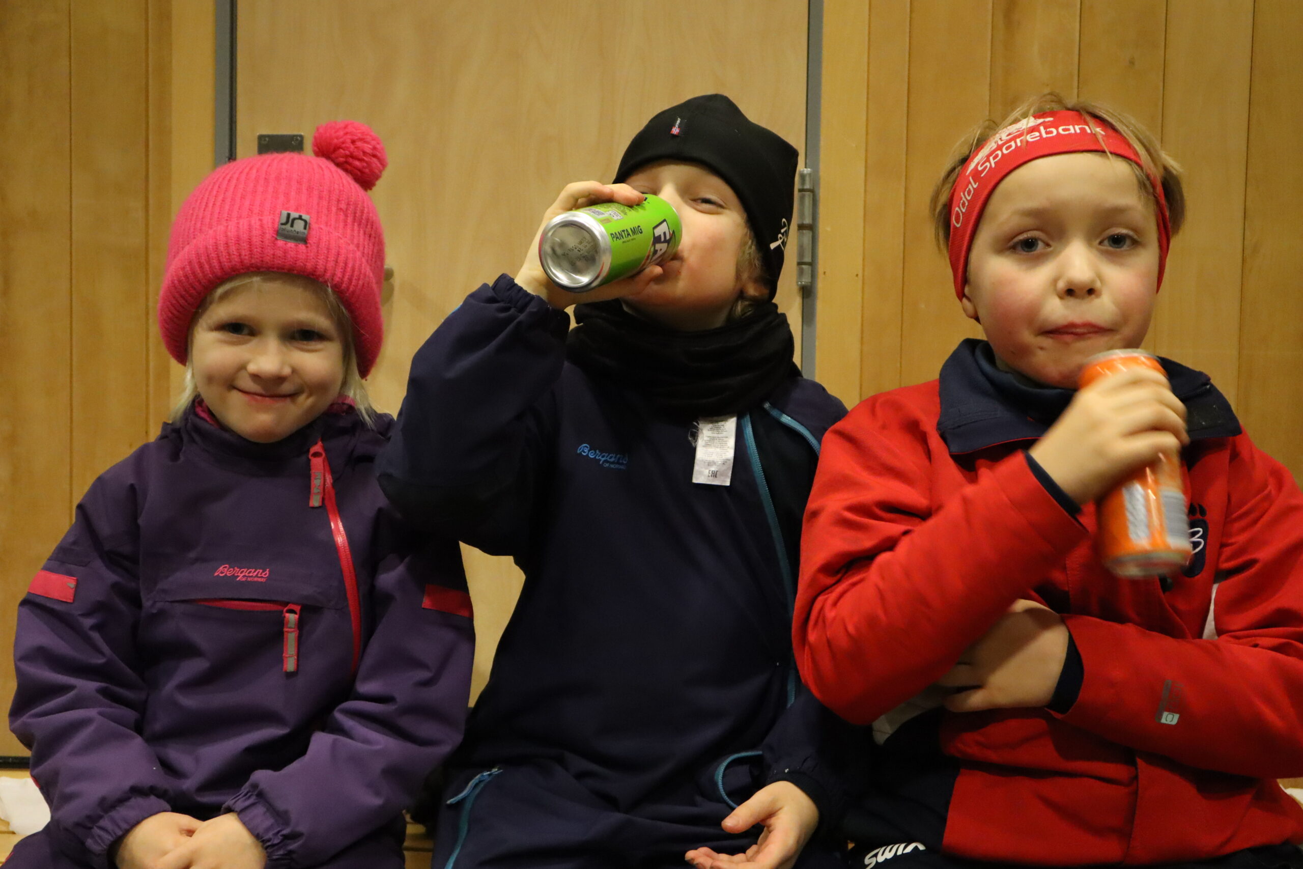 Sigrid, Sigvart og Konrad tok seg godt nytte av kiosken etter at de hadde gått tirsdagens skikarusell.