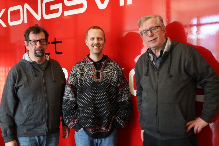 Lars Ovlien (t.v.) og Øivind Roos (t.h) har besøk av Martin høgberget i denne utgaven av Kulturstreif.