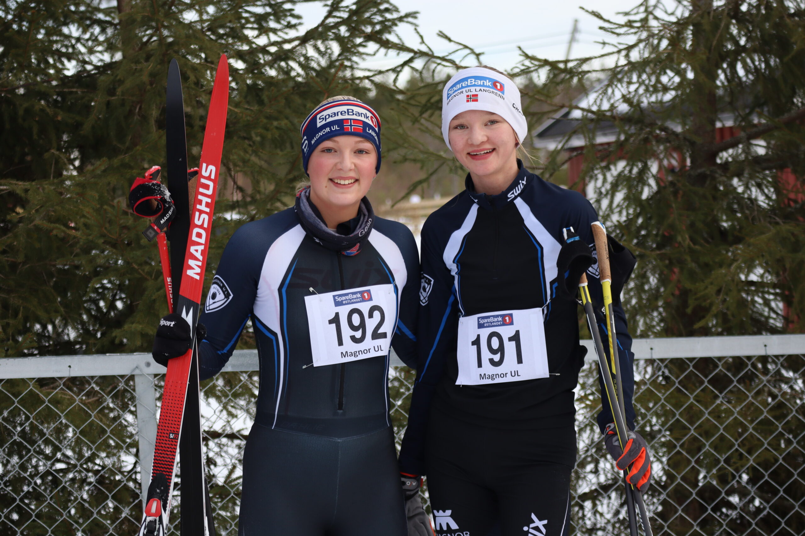 Dorthe Lillebekk (t.v.) tok 1. plass og Synne Marie Lindkjølen Bergkvist 2. plass for Magnor U.L i sin klasse, 5 kilometer for K17.