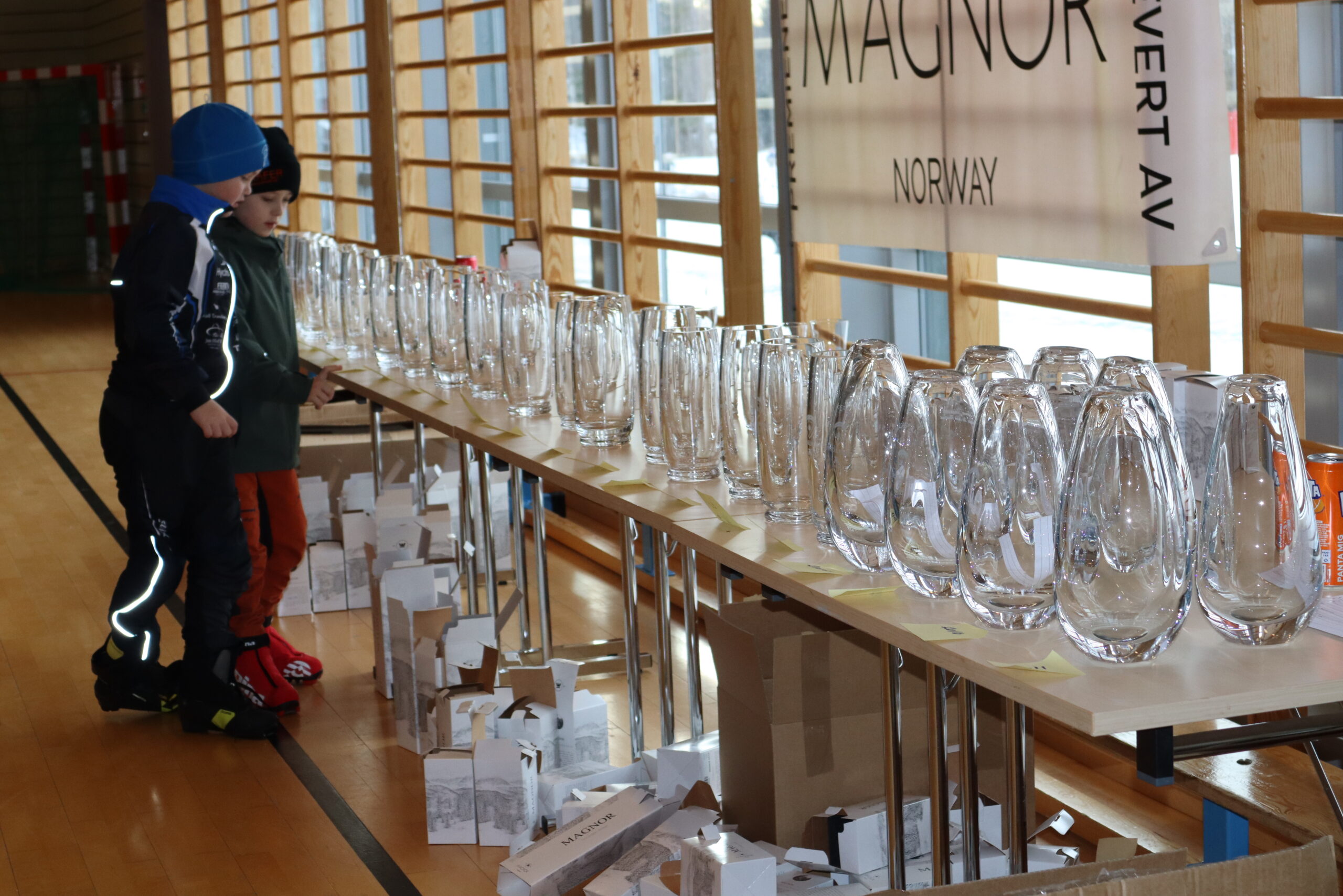 Det var spennende å se på de flotte premiene fra Magnor Glassverk.