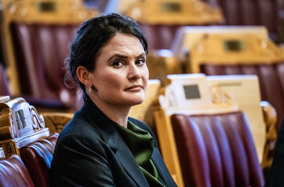 Kunnskapsminister Kari Nessa Nordtun (Ap) støtter utdanningsdirektoratet sitt forslag om å forby mobiler fra skoler.