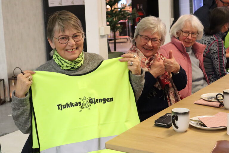 Birgith Hofvind (f.v.), Marit Eliassen og Monica Märkel koser seg på tur sammen med resten av Tjukkasgjengen Magnor.