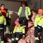 F.v. Steinar Pedersen, Morten Nilsen, Marte Engebretsen, Raymond Hovde og Tom Eric Michaelsen synes det er moro å jobbe med vedproduksjon hos Vivilvikan.