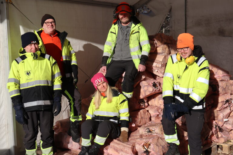 F.v. Steinar Pedersen, Morten Nilsen, Marte Engebretsen, Raymond Hovde og Tom Eric Michaelsen synes det er moro å jobbe med vedproduksjon hos Vivilvikan.