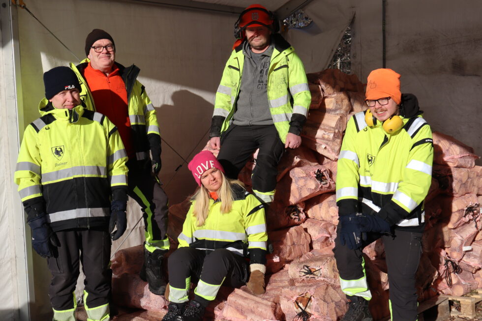 F.v. Steinar Pedersen, Morten Nilsen, Marte Engebretsen, Raymond Hovde og Tom Eric Michaelsen synes det er moro å jobbe med vedproduksjon hos Vivilvikan.