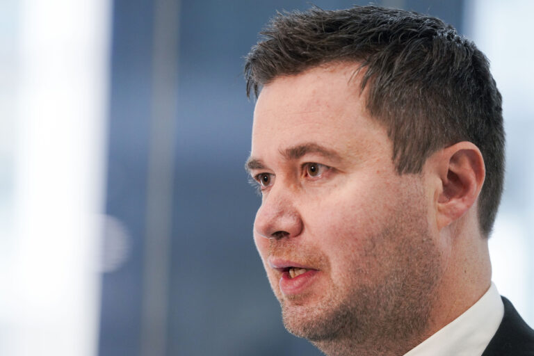 Landbruks- og matminister Geir Pollestad (Sp) sier at det er viktig for regjeringen å løfte inntektsmulighetene for norske bønder.