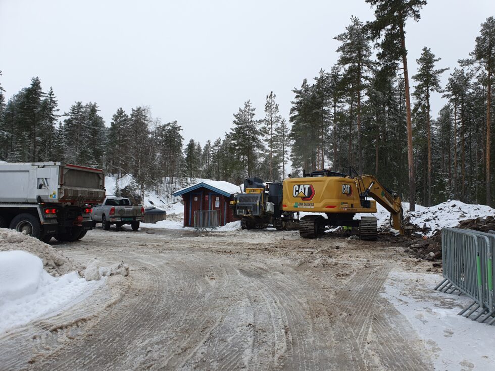 Fram mot påsken vil det foregå sprengningsarbeid, og det skal føres opp nye avløpstanker, brønner og toalettanlegg på rasteplassene langs riksveg 2 mellom Matrand og Skotterud.
