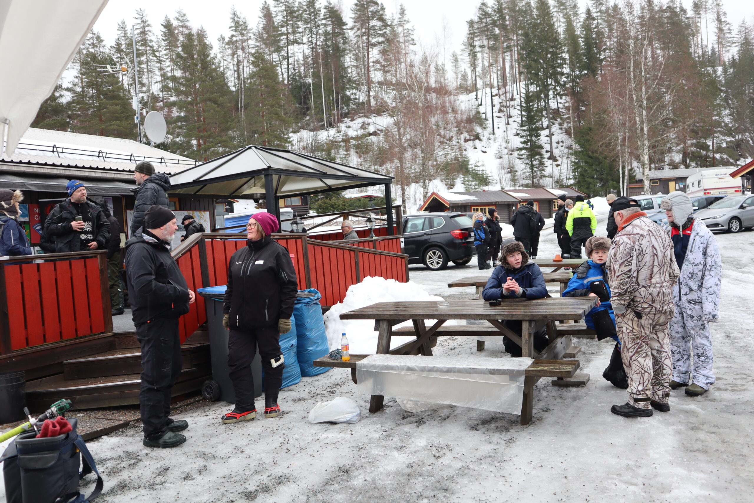 Isfiskerne lot seg ikke stoppe av regnværet under søndagens regionmesterskap på Sigernessjøen.