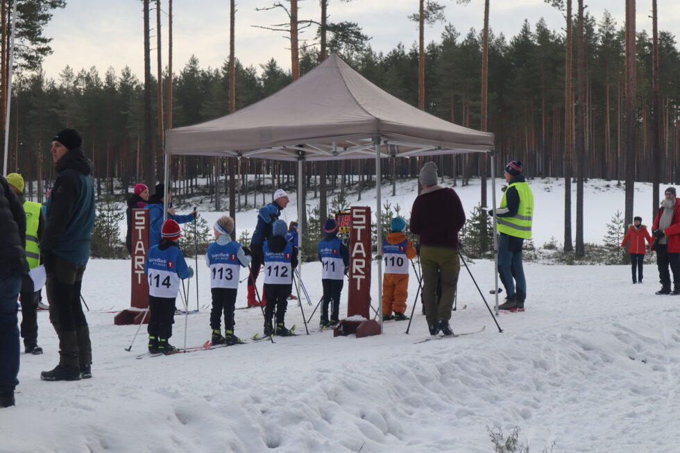 I fjor måtte det populære Krystallrennet arrangeres på Liermoen på grunn av lite med snø. Nå håper arrangørene på at det skal la seg gjennomføre på Magnor.