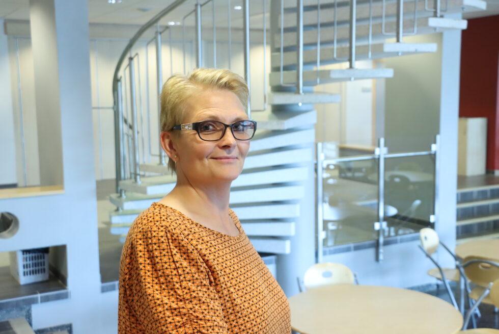 Rektor ved Eidskog ungdomsskole, Kristin Margrethe Ramseng forteller om at elever og foresatte er fornøyde etter at de innførte mobilfri skole.