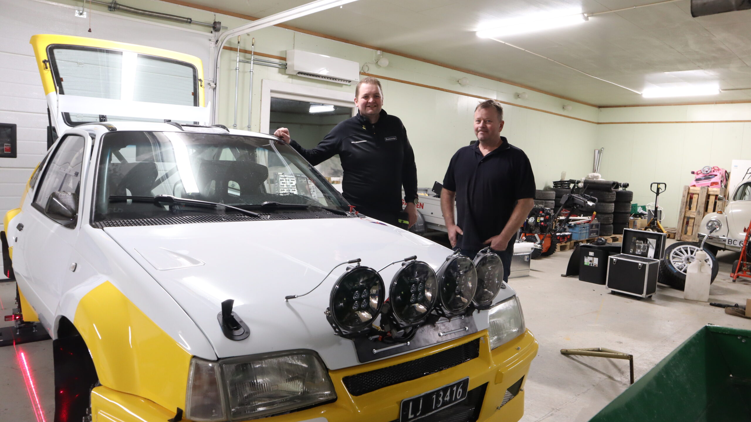 Bilen var enda ikke helt ferdig da vi tok turen innom garasjen, men det er ikke mye arbeid som gjenstår.