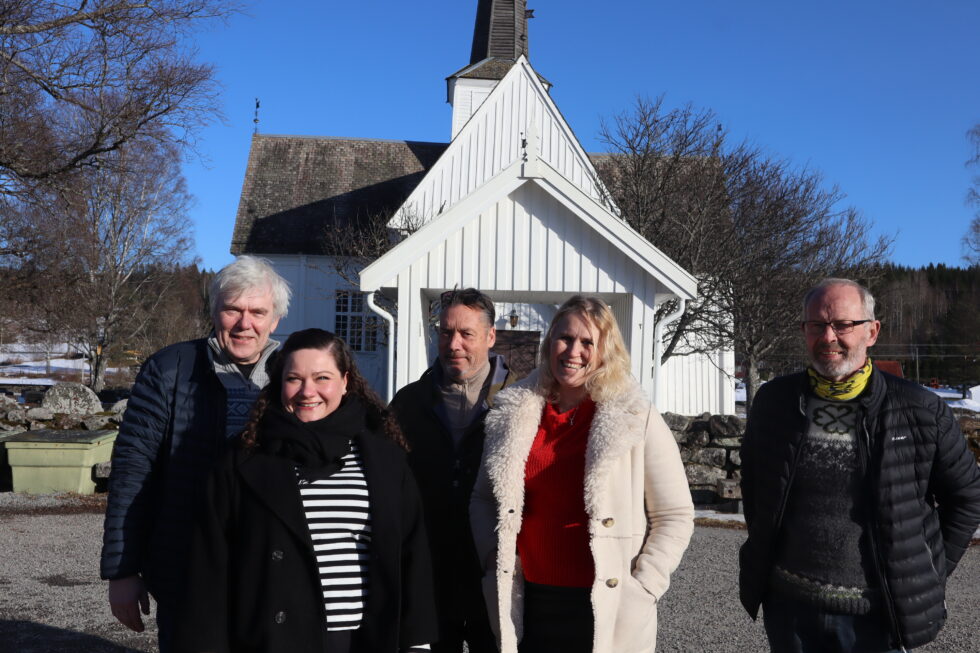 At regjeringens storsatsning på å bevare kirker også kan gagne Eidskog gleder denne gjengen. F.v. medlem av Eidskog kirkelige fellesråd Ivar Skulstad, Stortingsrepresentant Margrehte Haar (Sp), varaordfører Espen Fjeldbu (Ap), ordfører Kamilla Thue (Ap) og kommunestyrerepresentant Viggo Fossheim (Sp).