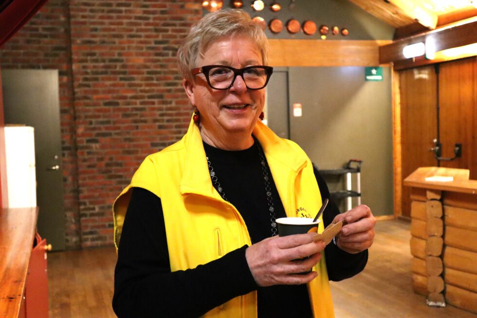 Leder i Eidskog Bygdekvinnelag Marianne Rundgren var godt fornøyd med at det var så mange som møtte opp for å få med seg møtet.
