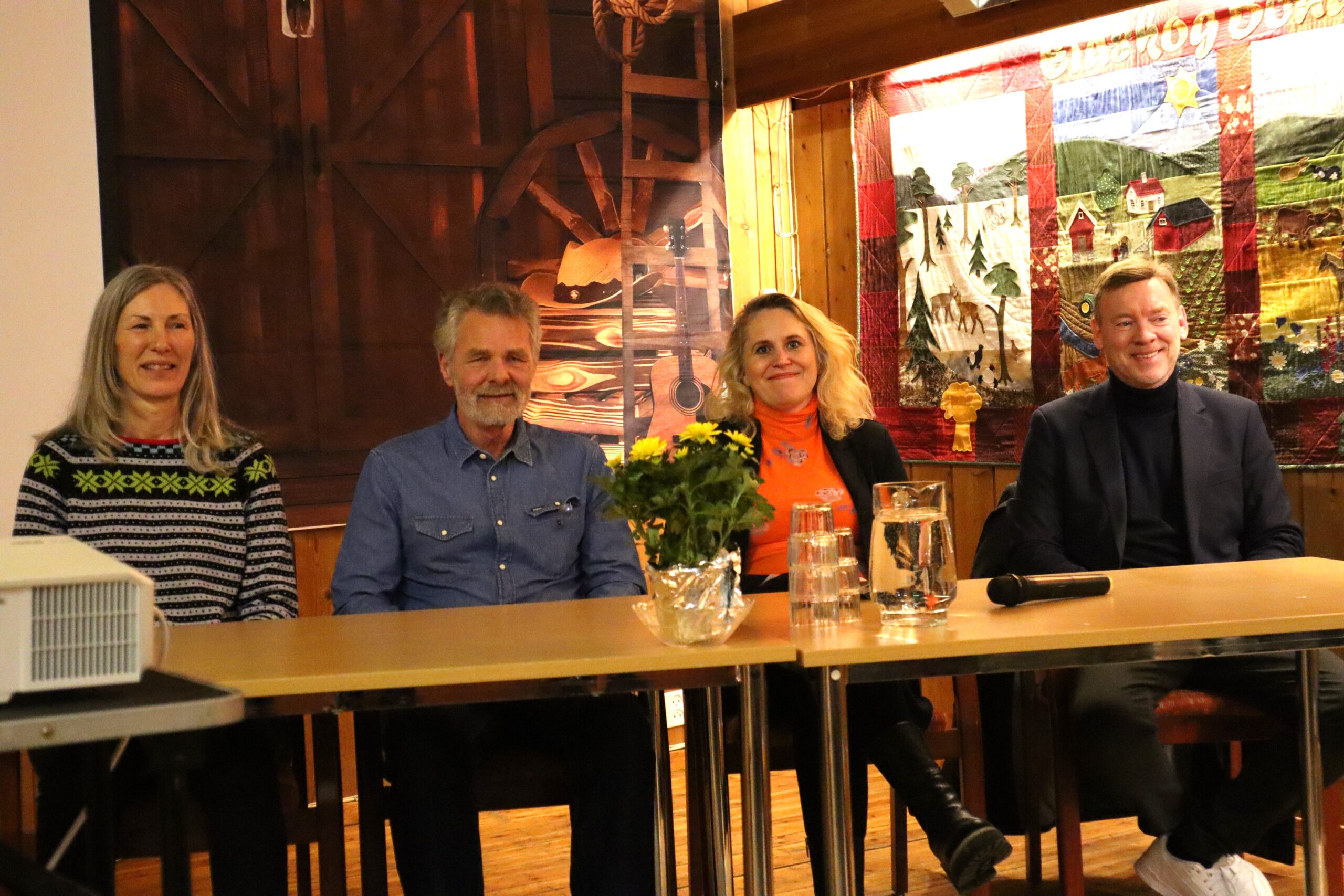 Beredskap har stått på agendaen også i tiden etter pandemien. Her deltar Trond Stenhaug (f.h.) og Kamilla Thue på et folkemøte i regi av Eidskog bygdekvinnelag om egenberedskap sammen med Sverre Holm og Lena Kallander.