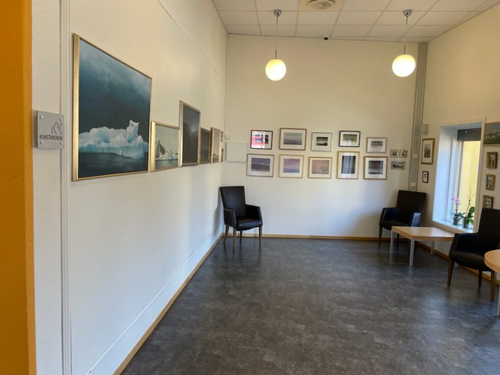 I kunstkroken på Tyrielden Eidskog Bibliotek henger bildene til Arne Martinsen.