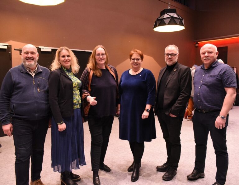 Politikerne i distriktet vil løfte saken om pasienttransport. Fra venstre: Rune Grenberg - ordfører i Grue, Kamilla Thue - ordfører i Eidskog, Lise Selnes - stortingsrepresentant (AP), Elin Såheim Bjørkli - ordfører Kongsvinger, Knut Hvithammer - ordfører Sør-Odal og Odd Kjetil Sløtte - ordfører Nord-Odal.