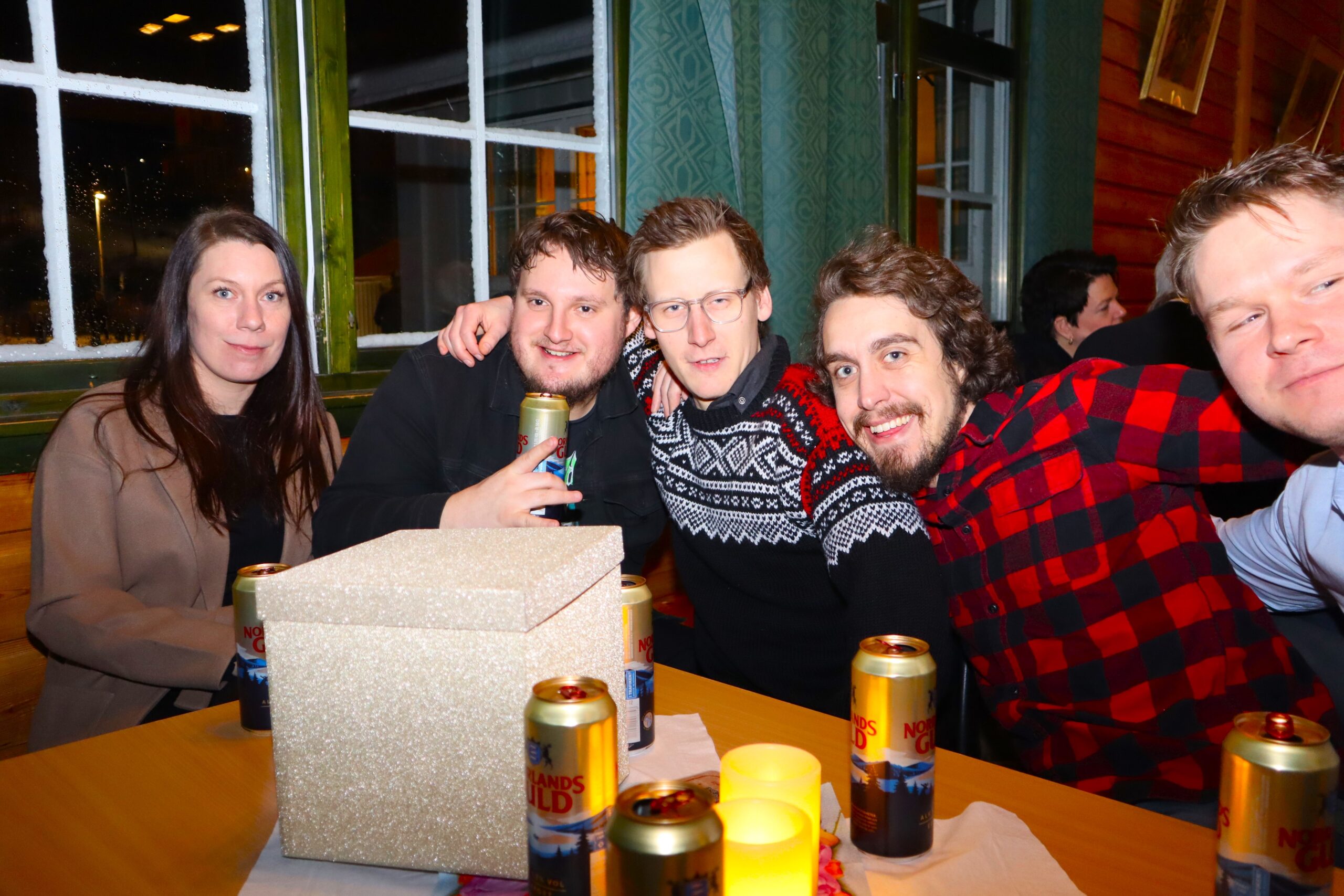 Denne gjengen var klar for quiz og hadde som klart mål å ta med seg seieren hjem. F.v. Ida Marie Moe Aaseth, Tobias Napstad, Jo Henry Linner, Wictor Wilsberg og Anders Nilsson.