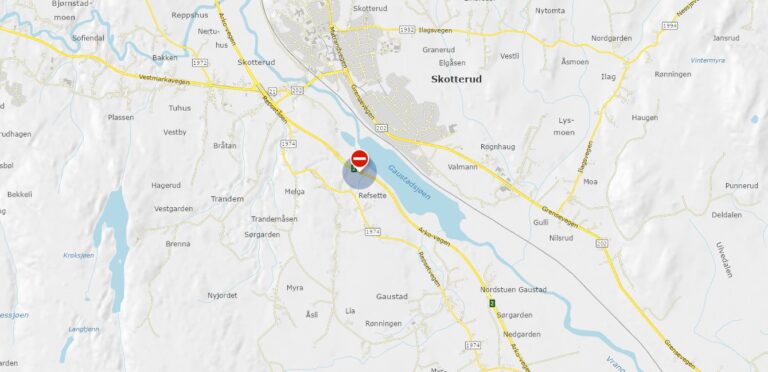 R.v. 2 ble sperret i begge retninger som følge av en trafikkulykke.