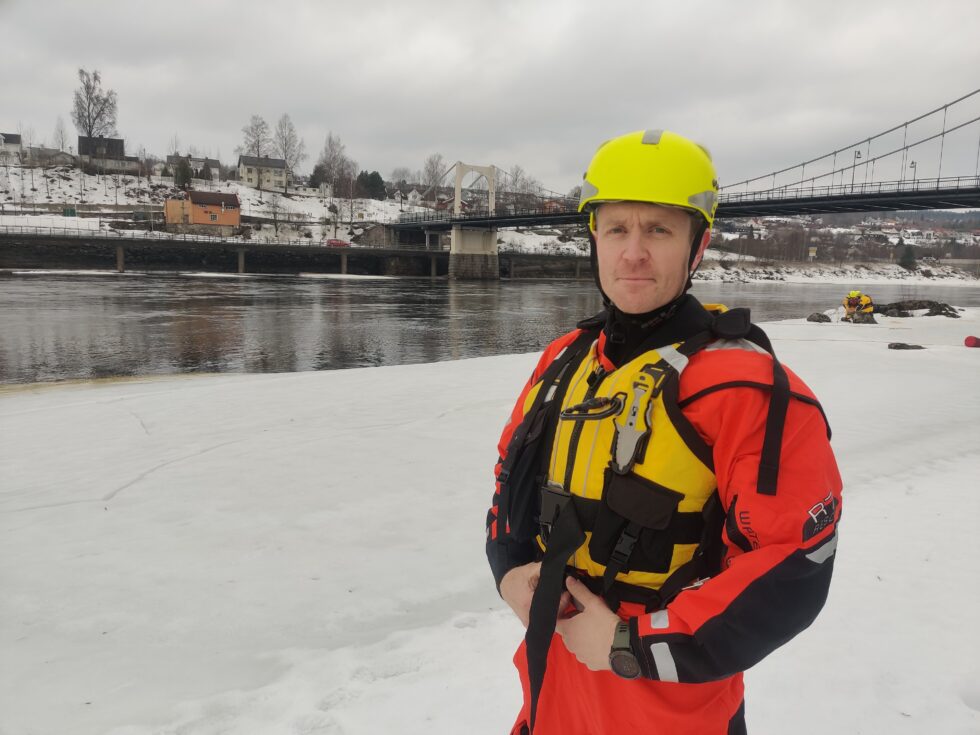 Utrykningsleder ved Glåmdal IKS brannvesen, Thomas Andersson og resten av mannskapet forbereder seg på at folk kan dette gjennom isen.