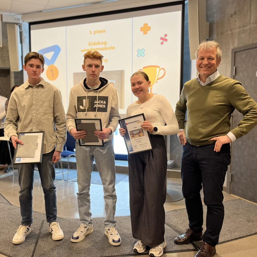 F.v. Theo Arktander Skarstad, Aleksander Tangen Holtet og Synne Sørli er godt fornøyd med egen innsats under «Matteknekker'n» 2024. Her med administrerende direktør i Mapei, Trond Hagerud.