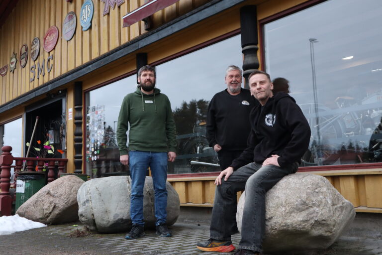 Finn Lund (f.v.), Øyvind Ånerud og Ken Roger Lundhaug i Eidskog Rockeklubb og Skandinavisk Motorsykkel Center går sammen om ny rockefestival på Magnormoen.