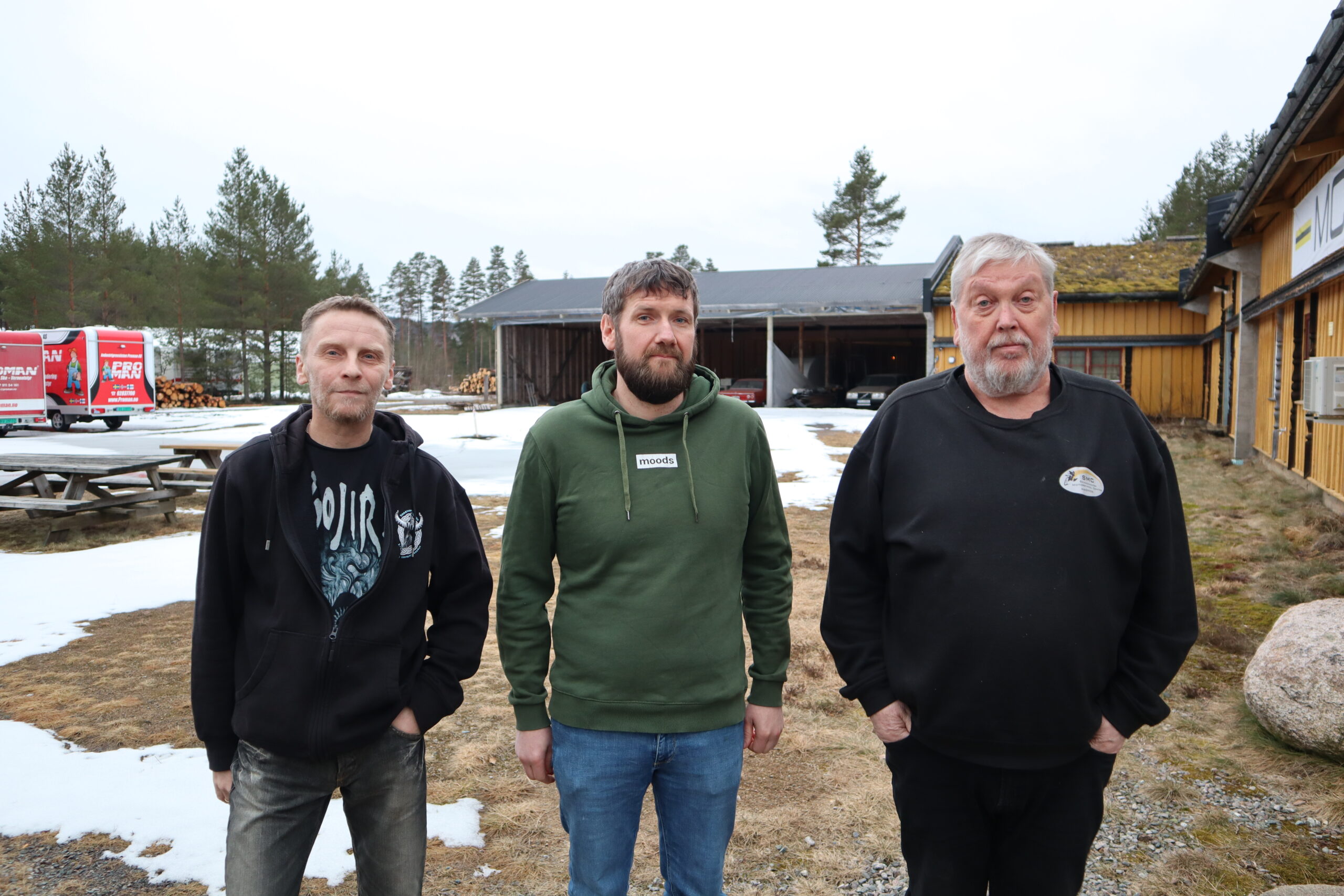 På motorsykkelsenterets store uteområde skal festivalen foregå. Ken Roger Lundhaug (f.v.), Finn Lund og Øyvind Ånerud har skissene klare for hvordan festivalområdet blir seende ut.