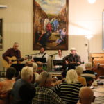 Einar Olsen (f.v.), Håkon Hauer, June Rønhovde, Botan og Laila Sagli spilte og sang, og fortalte anekdoter om artister og musikk underveis.