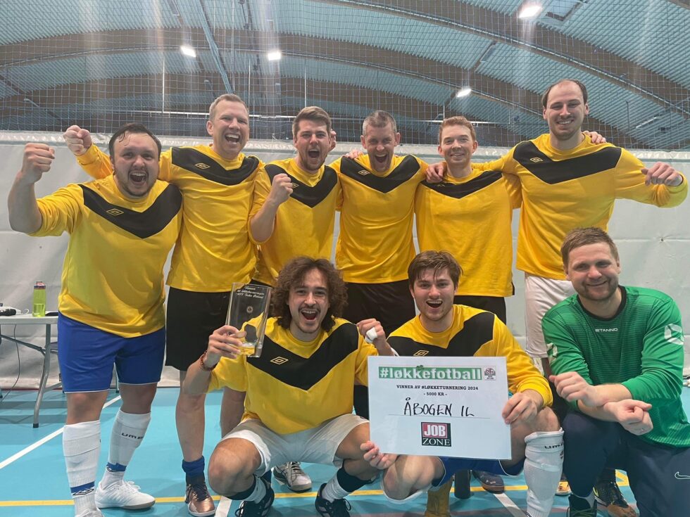 Åbogen IL kunne juble etter å ha vunnet futsalturneringen i Stangehallen lørdag. Dag Olav Bergersen (bak fra venstre), Bjørn-Toni Bakken, Petter Både, David Molnberg, Tobias Moen, Jørgen Eriksen. Foran fra venstre: Thor Andre Bergersen, Bekhan Ganukajev og Fredrik Langfoss.