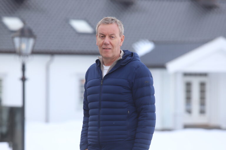 Erik Veiby har flyttet til Lunderbye gård i Matrand. Dermed mister Kongsvinger kommune flere skattemillioner, som nå tilfaller Eidskog kommune.