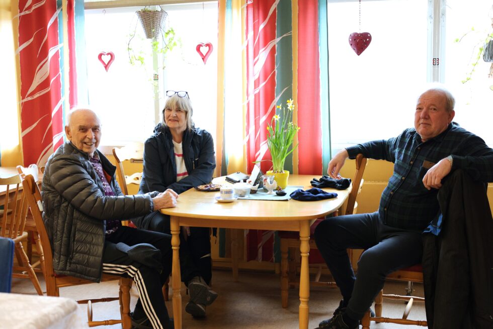 Willy Rudberg, Viola Håkonsen og Oddne Johansen var blant de som passet på å ta seg turen til Tollefsbøl for den ekstra åpningsdagen hos Fryd Kafé.