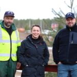 Nestleder Eivind Halle (t.v.) og leder i Eidskog MX Solvår Taugbøl var veldig glade for at den nye banen ble klar til årets påskecross. På plass var også Pål Johansen fra Norges motorsport forbund for å overvære dagen.