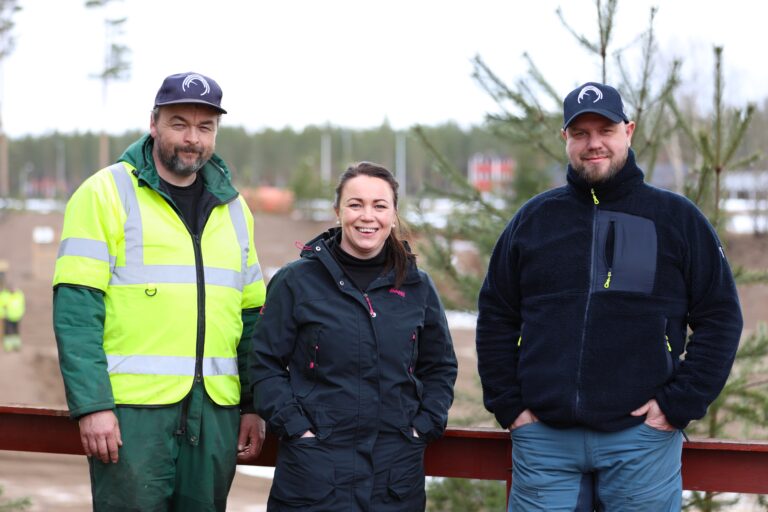 Nestleder Eivind Halle (t.v.) og leder i Eidskog MX Solvår Taugbøl var veldig glade for at den nye banen ble klar til årets påskecross. På plass var også Pål Johansen fra Norges motorsport forbund for å overvære dagen.