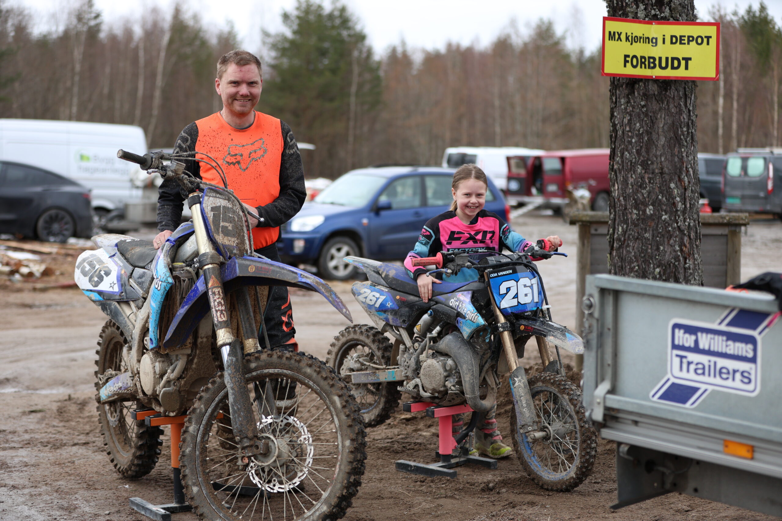 Lars og Oda Vangen bor i Fenstad, men er allikevel medlem av Eidskog MX. En av grunnene er at de har hytte i området, men de trives også veldig godt i miljøet i klubben, og begge syns det var gøy å bryne seg på den nye banen.