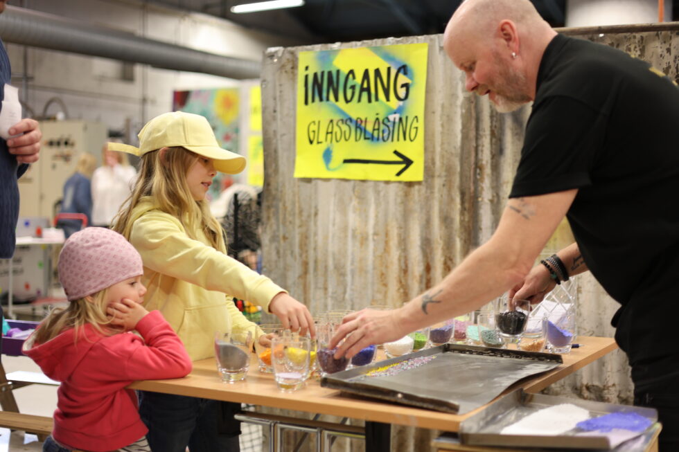 Hermine (t.h.) og Emma Slartmann Haugestad bor i Hof i Vestfold men er på påskeferie i Eidskog. Da passer det fint med en tur innom Magnor Glassverk.