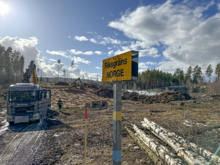 Gravemaskinene har inntatt politistasjonstomta på grensa.