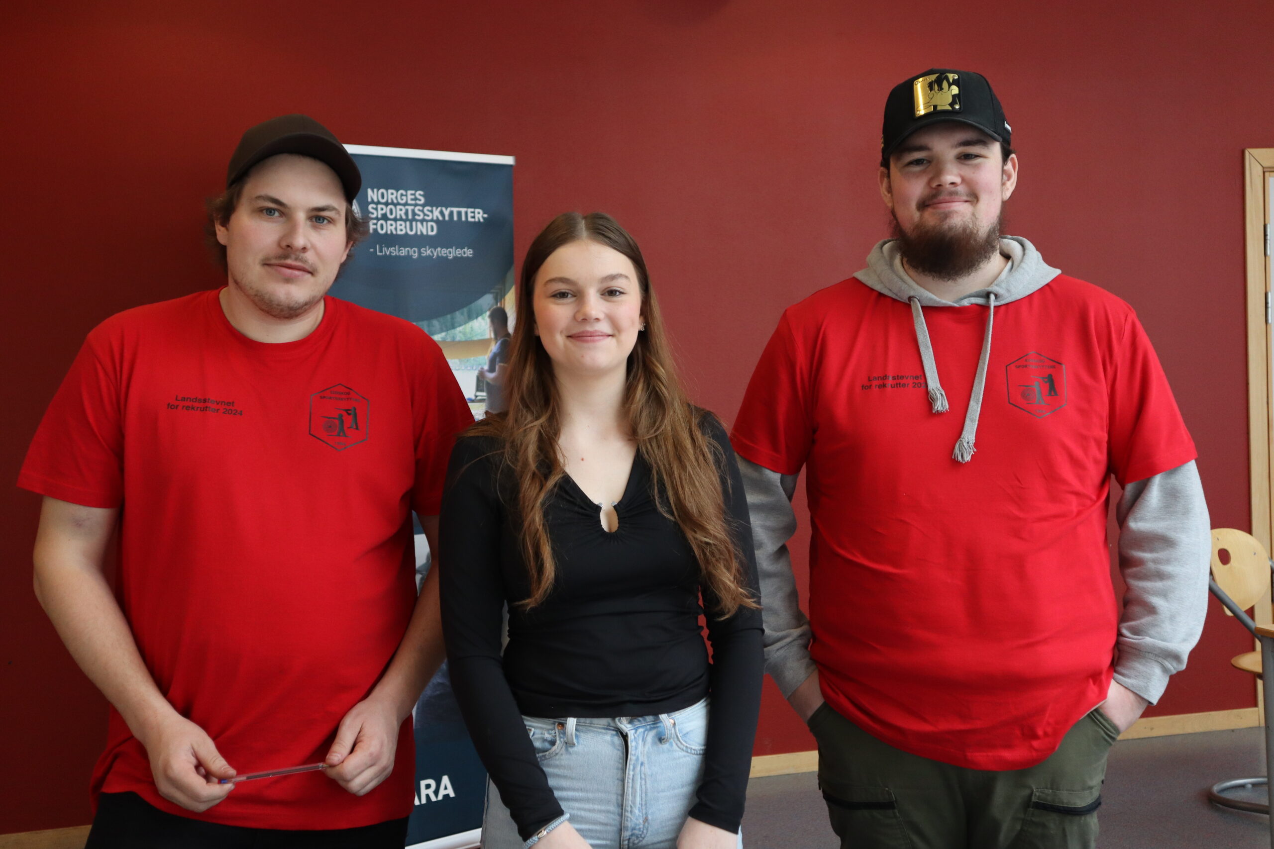Det ble også gjennomført andre aktiviteter i løpet av helgen, som Mesternes Mester, Yatzy-turnering, quiz og å dekorere vennskapstre. Her er Jan-Erik Sand (f.v.), Mariell Bjørndalen og Dennis Bjørndalen i gang med å bistå på "Mesternes Mester".
