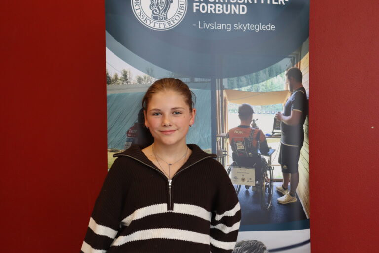 Kari Vikertorpet (13) er skytter i Eidskog Sportsskyttere, og deltok for aller første gang på landsstevne.