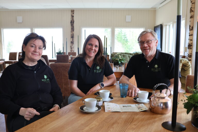 Anne Kristin, Maxine og Max ivan Lindkjølen tar seg tid til en kaffekopp med Mitt Eidskog for å fortelle om alt det spennende som skjer på Kvernenga.