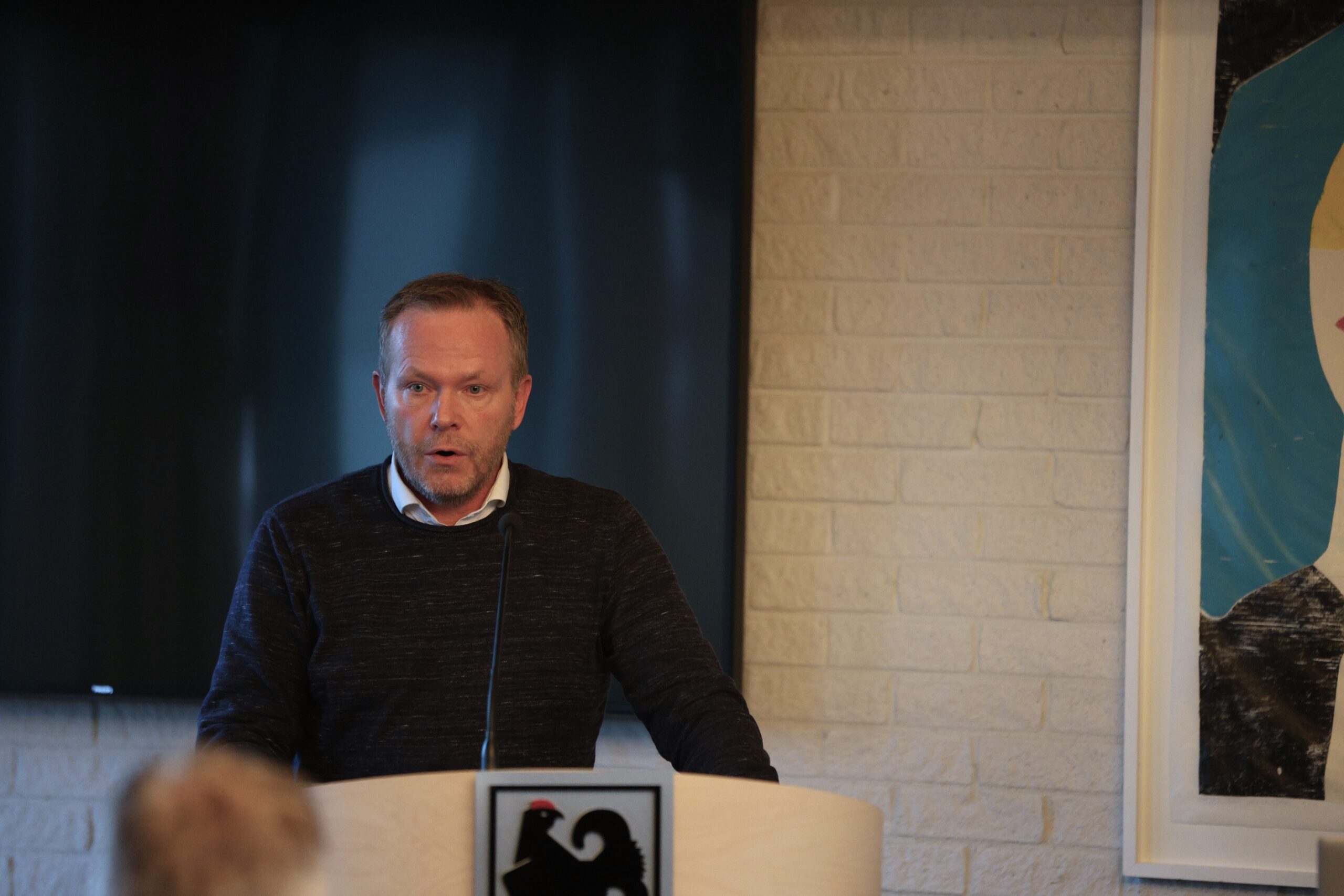 Per Roar Kvesetberget (H) la frem et alternativt forslag om at tomta burde avhendes uten videre kommunalt arbeid..