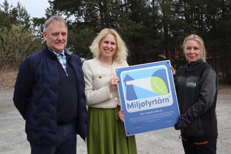 Daglig leder og Miljøfyrtårnkonsulent i Sør-Hedmark Næringshage Rune Kjelsrud, ordfører i Eidskog Kamilla Thue og bærekraftansvarlig i EMV Construction Malin Fagerli.