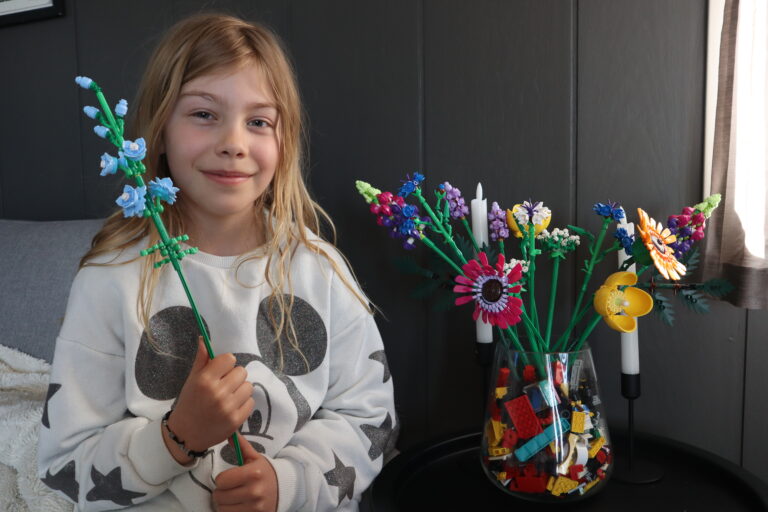 Hermine Haugestad Slartmann (9) elsker å bygge avansert Lego. Her viser hun fram en av sine blomsterdekorasjoner – bygget i Lego.