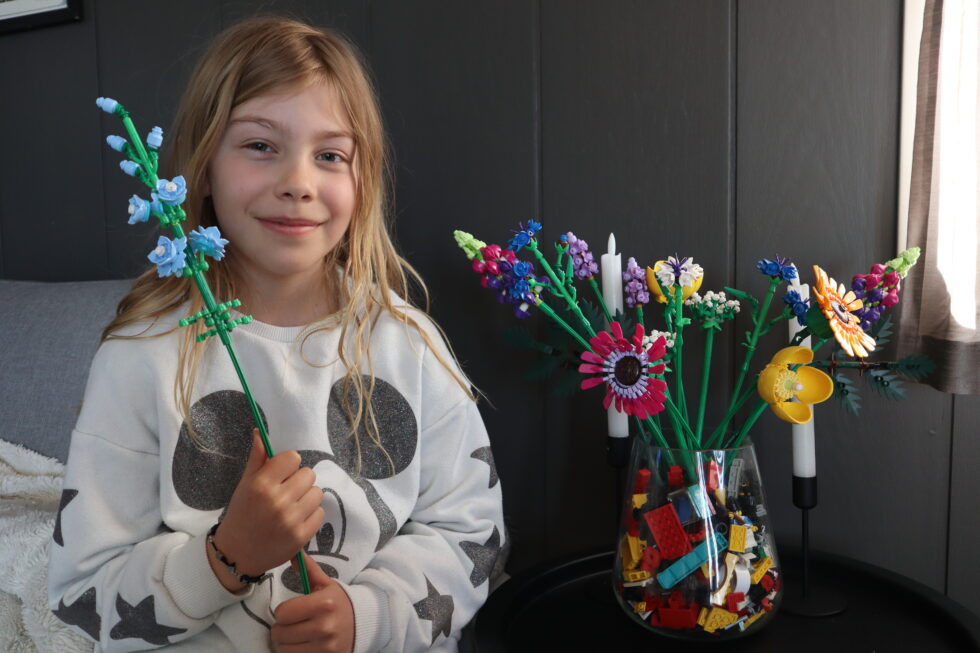 Hermine Haugestad Slartmann (9) elsker å bygge avansert Lego. Her viser hun fram en av sine blomsterdekorasjoner – bygget i Lego.