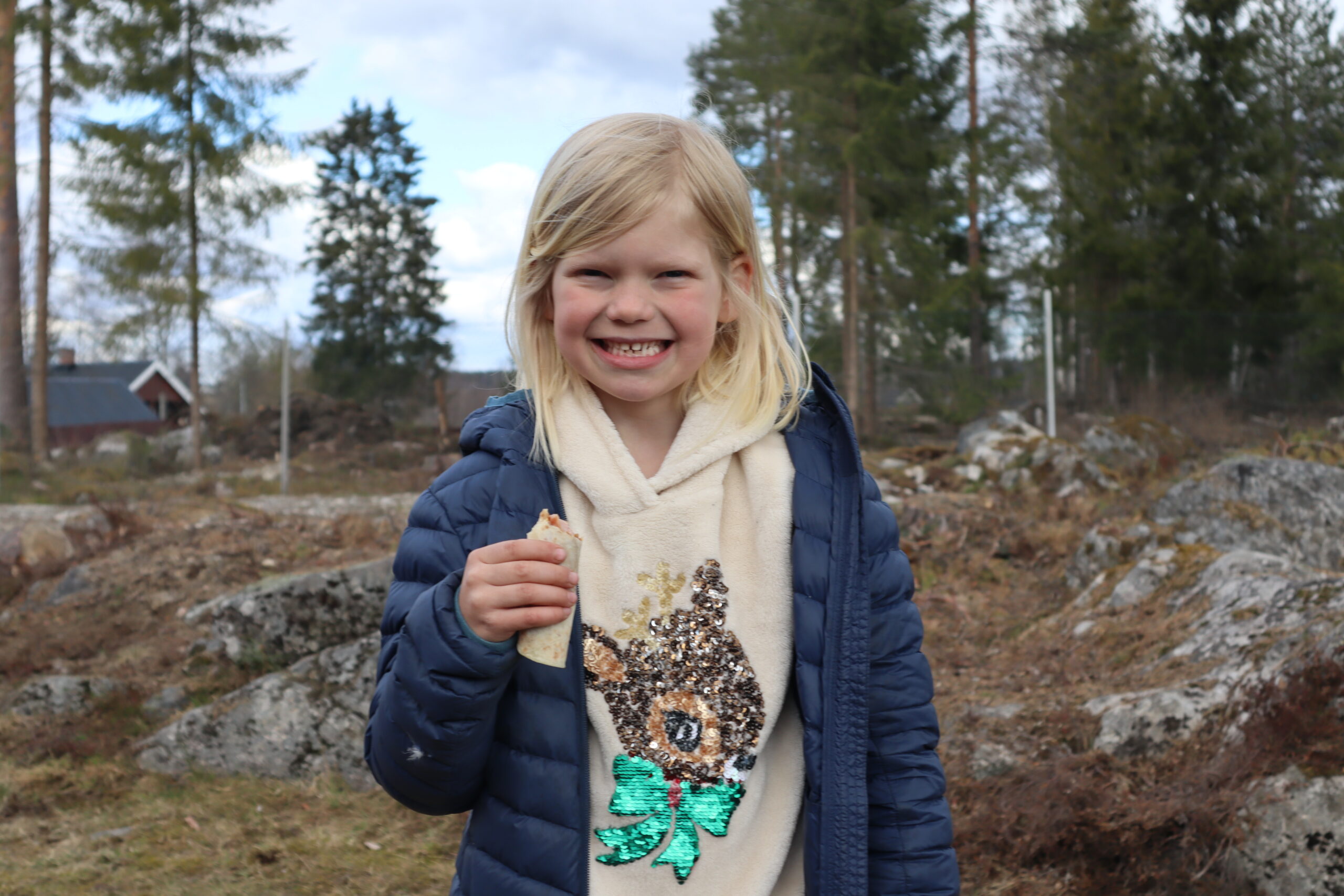 Katrine Harbosen Skogstad (6) koste seg med pølse underveis, og synes det var aller mest moro å få leke ute på dugnaden.