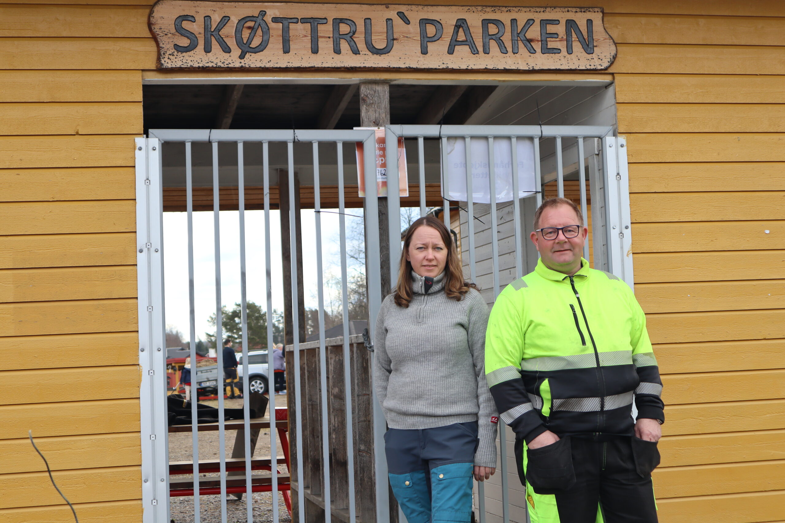 Solveig Hansen og Carl Martin Kisen er takknemlige for den gode dugnadsånden i bygda.
