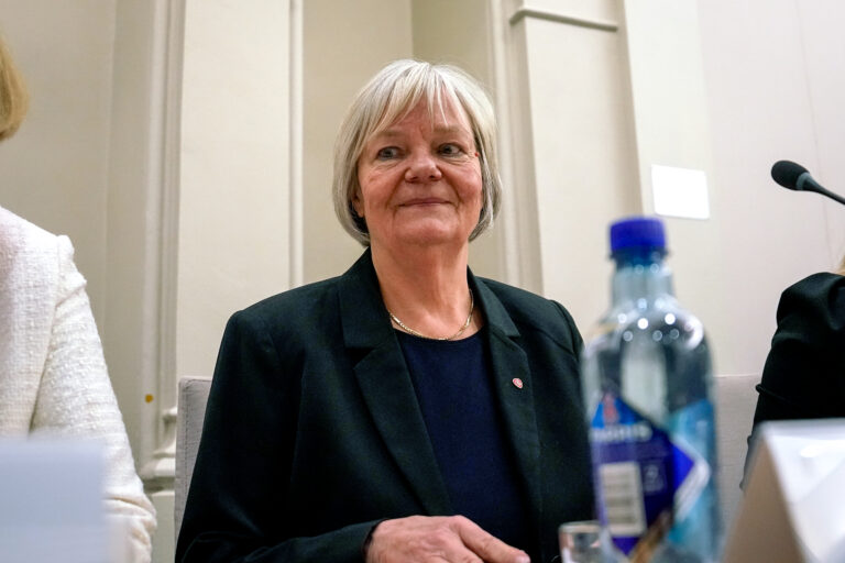 Bente Aaland fra Arbeiderpartiet holder 1. mai tale i Eidskog Rådhus.