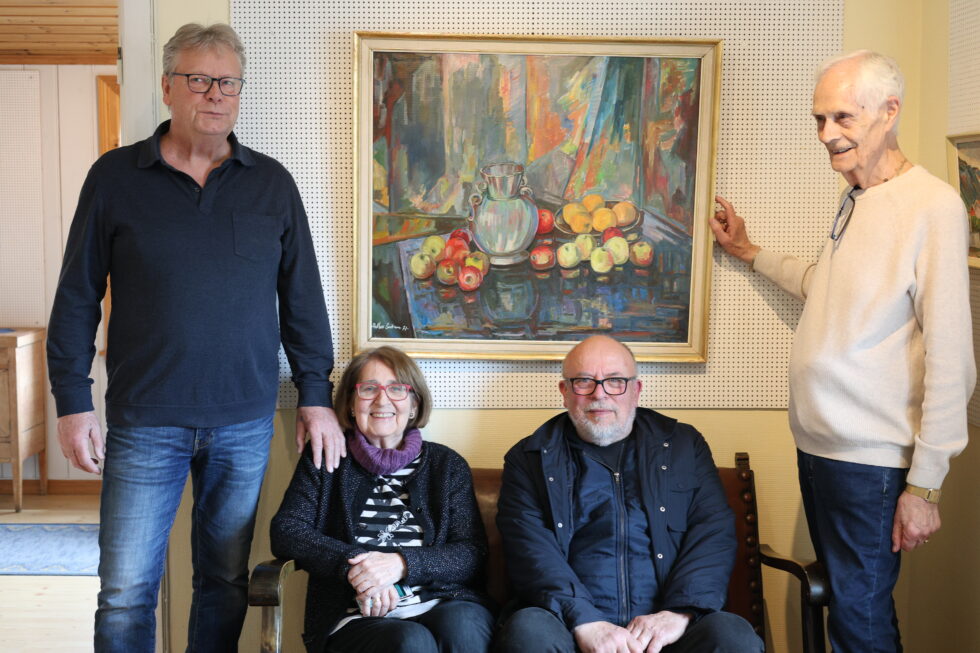 Kunstneren Artur Eriksens bilder blir fremvist hos Galleri Asbjørn. F.v. Ole Gunnar Tollhaug, Greta Storm Ofteland, Kjell Erik Strøm og Asbjørn Bergerud.