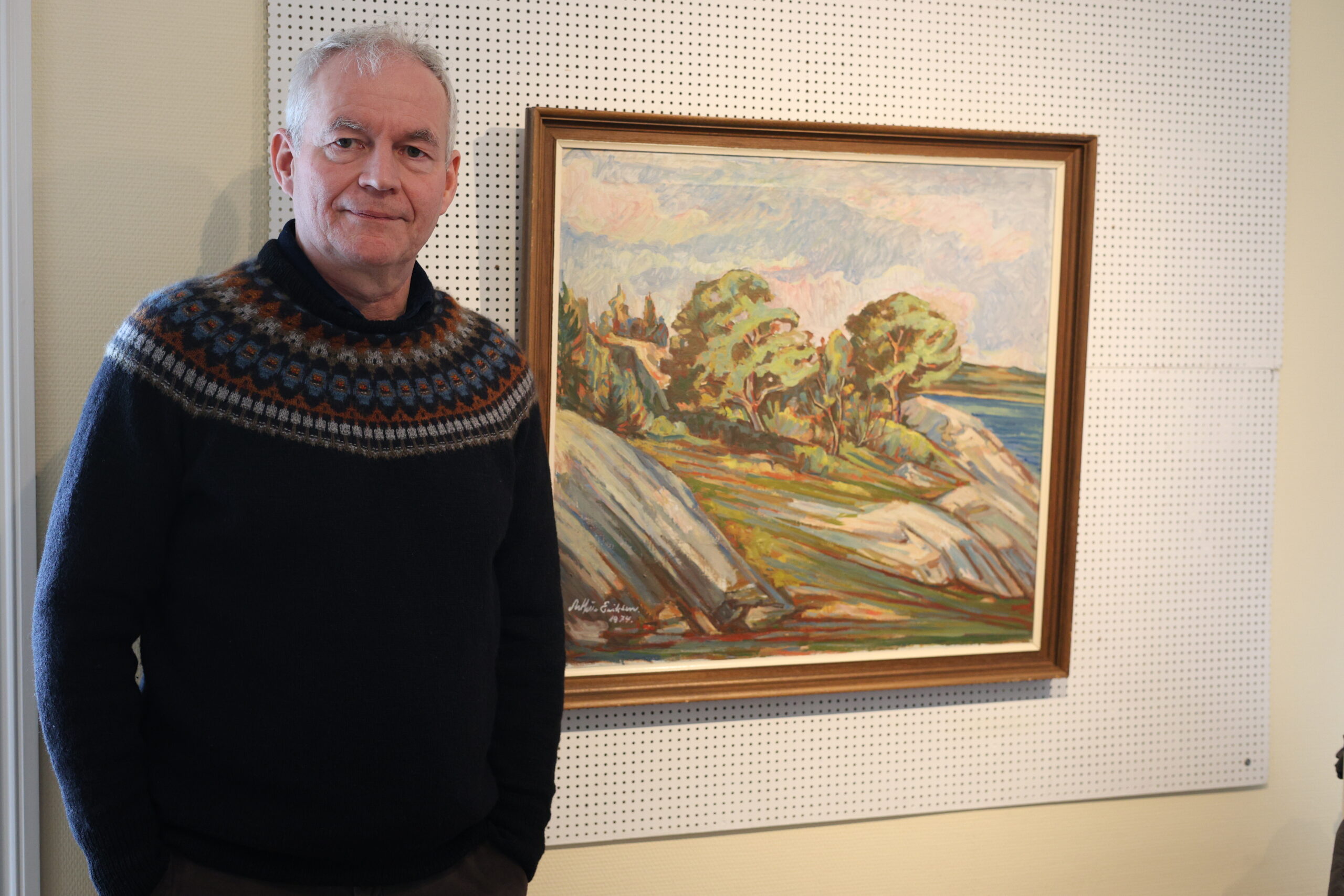 Egon Abresparr har tatt turen fra Stockholm for å stille ut noen av sine bilder som Arthur Eriksen har malt.