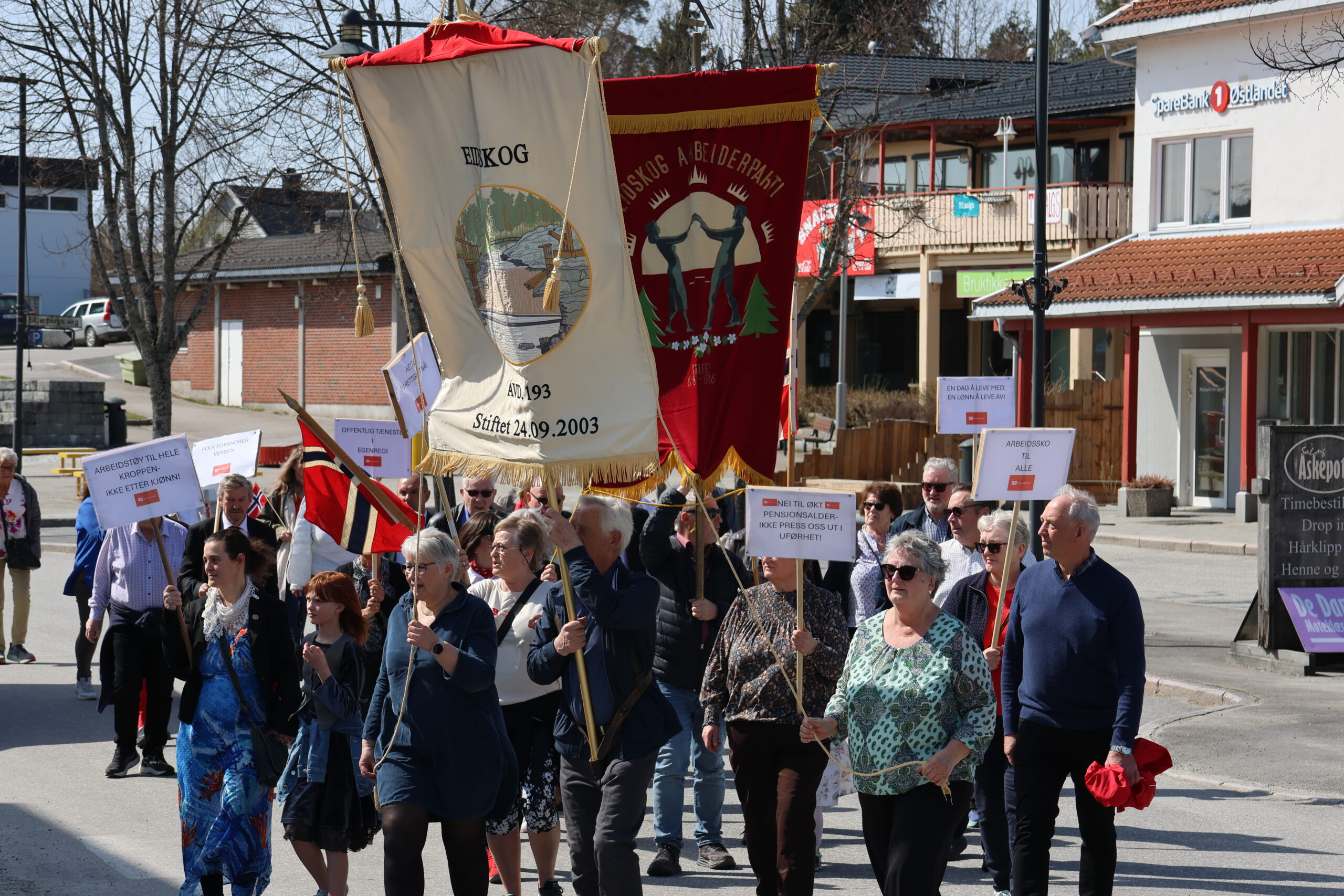 Et tretti-talls personer har gått i 1. mai-tog på Skotterud de siste årene. Nå håper Anita Corell Hennøen at flere blir med.