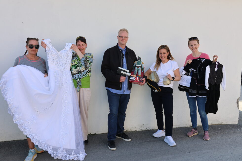 På lørdag går et tjuetalls magnoringer sammen om et "Loppisrally". June Rønhovde (f.v.), Desiree Nordseth-Bergersen, Andreas Strøm, Kim Olsson, og Marianne Bye Granheim er noen av magnoringene som skal selge lopper på lørdag. Her viser de fram noen av tingene som ivrige loppejgere kan finne på "loppisrally".