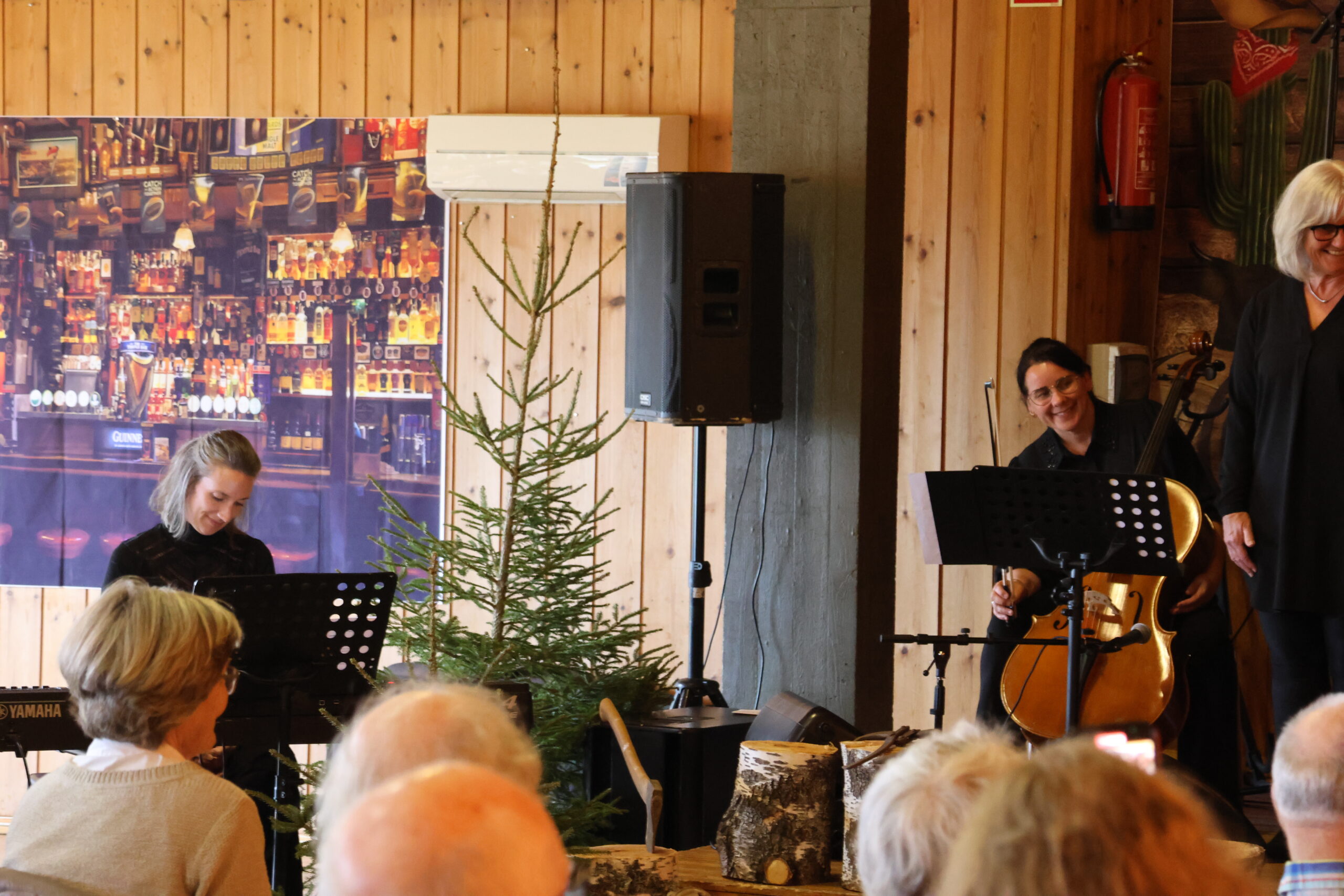 Berit Billingsø (t.v.) spilte piano og Astrid Hem spilte cello under søndagens konsert.